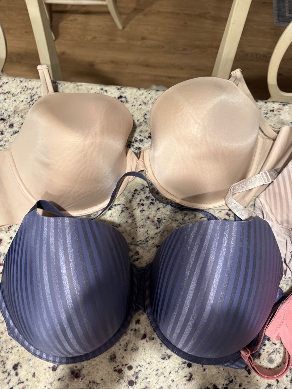 5 Victoria's Secret Bras - Picture 2 of 9